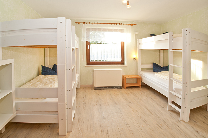 Kinderzimmer:helles Kinderzimmer mit bequem großen Betten